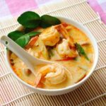 Zuppa cremosa di cocco e curry con gamberetti