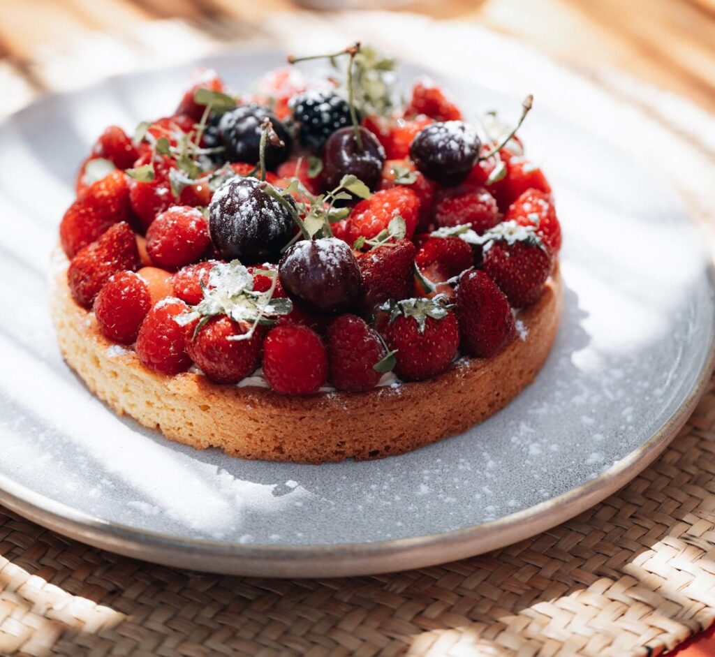 Torta al caffè ai frutti di bosco e alle mandorle