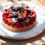 Torta al caffè ai frutti di bosco e alle mandorle