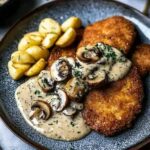 Cotoletta alla cacciatora con salsa alla cacciatora, patatine fritte e funghi