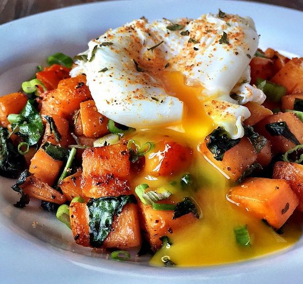 HASHISH DI PATATE DOLCI E PANCETTA DI TACCHINO CON UOVA IN CAMICIA E GLASSA AL MIELE CALDO 🥔🍳🍯