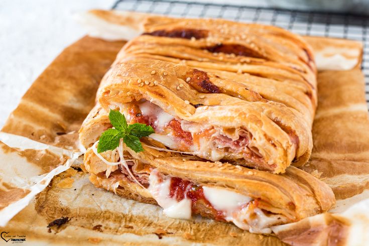 Una ricetta veloce e deliziosa per preparare uno strudel di pasta sfoglia con prosciutto e formaggio, perfetto per qualsiasi spuntino o piccolo pasto!