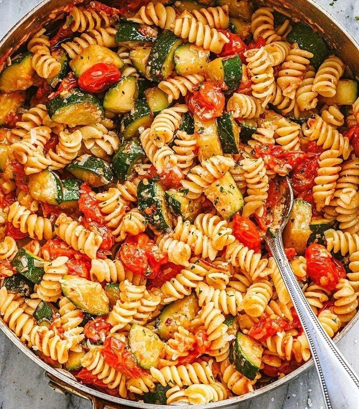 Pasta sana al pomodoro e zucchine