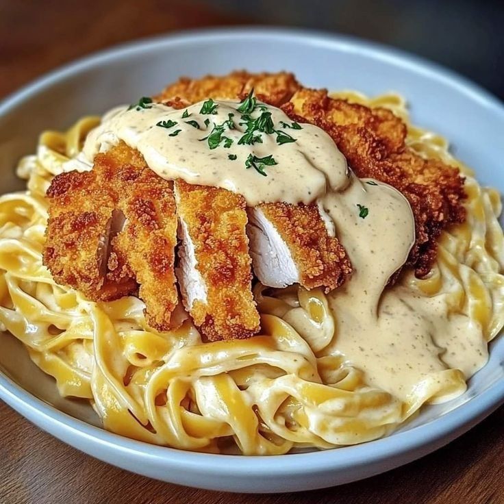 Pollo croccante con pasta cremosa