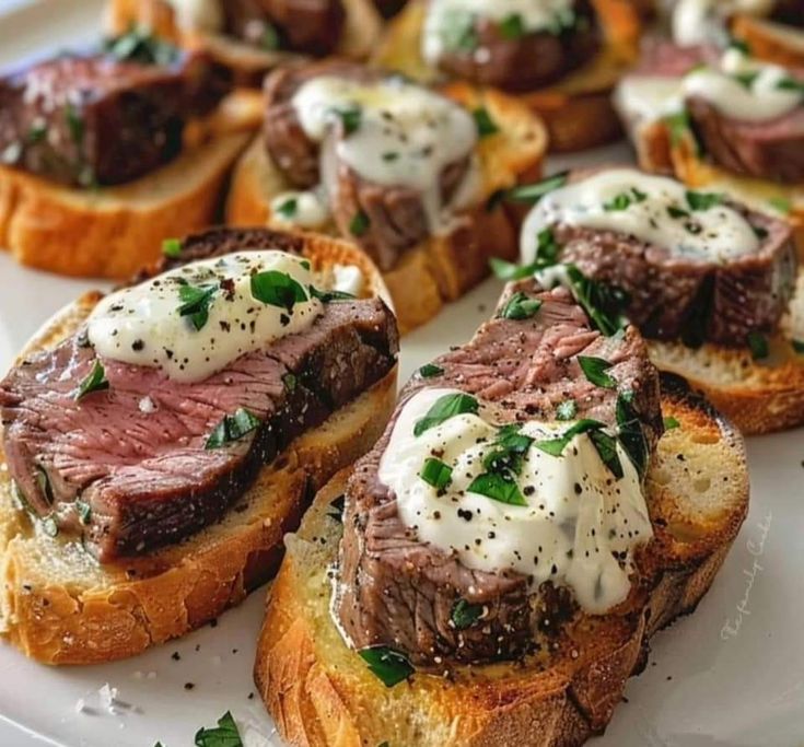 Crostini di filetto di manzo con salsa al parmigiano